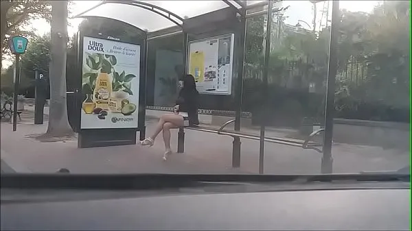 Hotte bitch at a bus stop varme filmer