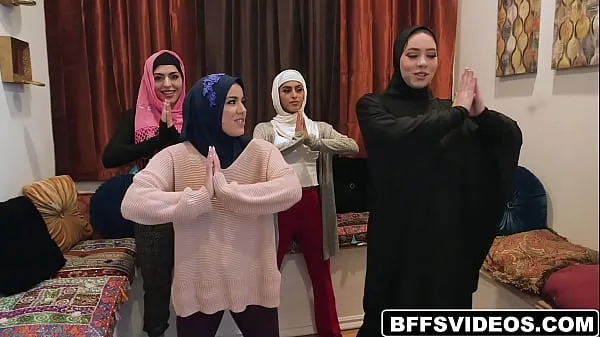Film caldi Questa festa di addio al nubilato musulmano si trasforma in un fottuto fest quando una spogliarellista maschio entra nello spettacolo e le timide ragazze arabe rilasciano le loro inibizionicaldi