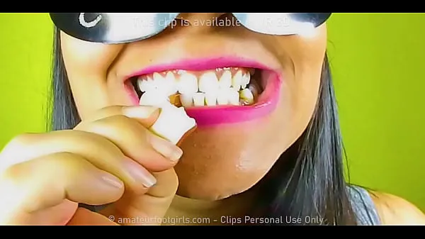 ホットな 甘い噛んだかわいい歯を持つ女の子は、飲み込み口を噛む、噛む、噛む 温かい映画