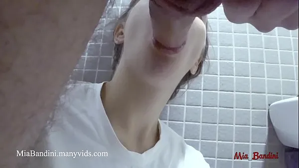Горячие Фитнес-тинка получает задницу в рот в общественном туалететеплые фильмы