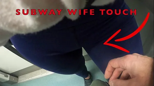 Vroči My Wife Let Older Unknown Man to Touch her Pussy Lips Over her Spandex Leggings in Subway topli filmi