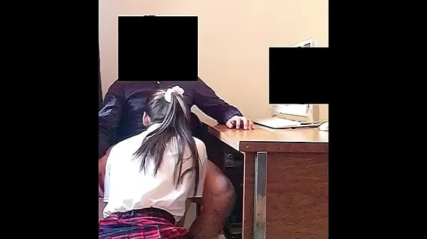 热Teen SUCKS his Teacher’s Dick in the Office for a Better Grades! Real Amateur Sex温暖的电影