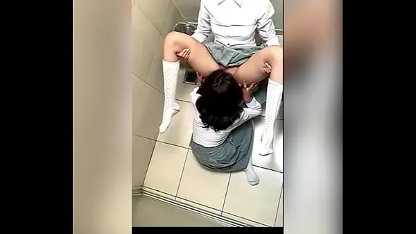 热Two Lesbian Students Fucking in the School Bathroom! Pussy Licking Between School Friends! Real Amateur Sex! Cute Hot Latinas温暖的电影