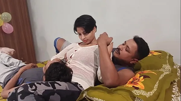 Películas calientes increíble trío sexual hermanastra y hermano linda belleza. Shathi khatun y hanif y Shapan pramanik cálidas