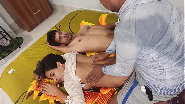 Películas calientes Novia en el dormitorio en casa follada por su novio tiempo de sexo mejor disfrute deshi girl / Shathi y hanif pk y Shapan cálidas