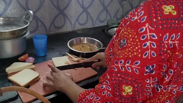 Nóng Seeing the maid cooking food in the kitchen, she did not like it, then started pelting it on the same Phim ấm áp