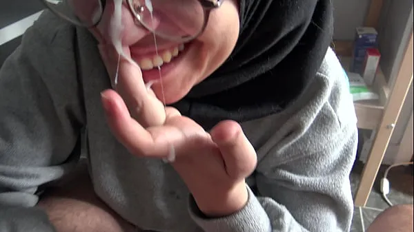 Heiße Junge muslimische Studentin ist schockiert über die Menge an Spermawarme Filme