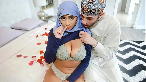 Vroči Arab Husband Trying to Impregnate His Hijab Wife - HijabLust topli filmi