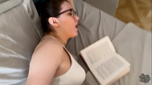 Stepson fucks his sexy stepmom while she is reading a book Filem hangat panas